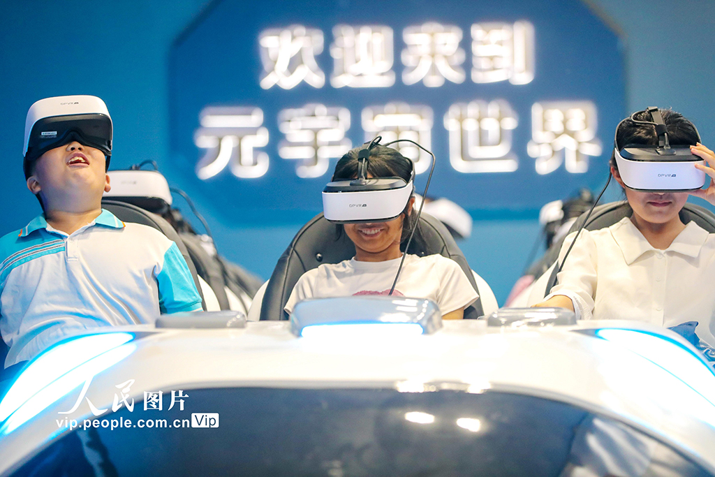 2025年9月9日，山東省萊西市半島青少年人工智能創新教育實踐基地，河頭店鎮中心中學的學生體驗乘坐“太空車”。張進剛攝（人民圖片網）