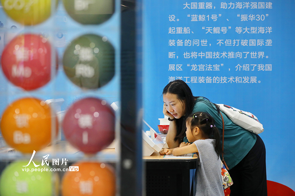 2025年9月20日，小朋友和家長在浙江省嘉興市科技館“向海圖強·海洋主題科普展”上了解我國大型海洋裝備知識。金鵬攝（人民圖片網）