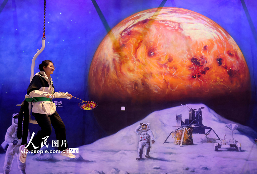 2025年9月21日，市民在山東省棗莊市科技館體驗“月球漫步”，感受科技魅力。孫中喆攝（人民圖片網）
