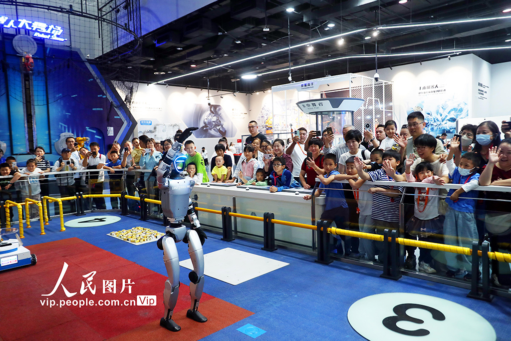 2025年9月21日，游客在位于北京的中國科學技術館參觀，感受科技魅力。張秀科攝（人民圖片網）