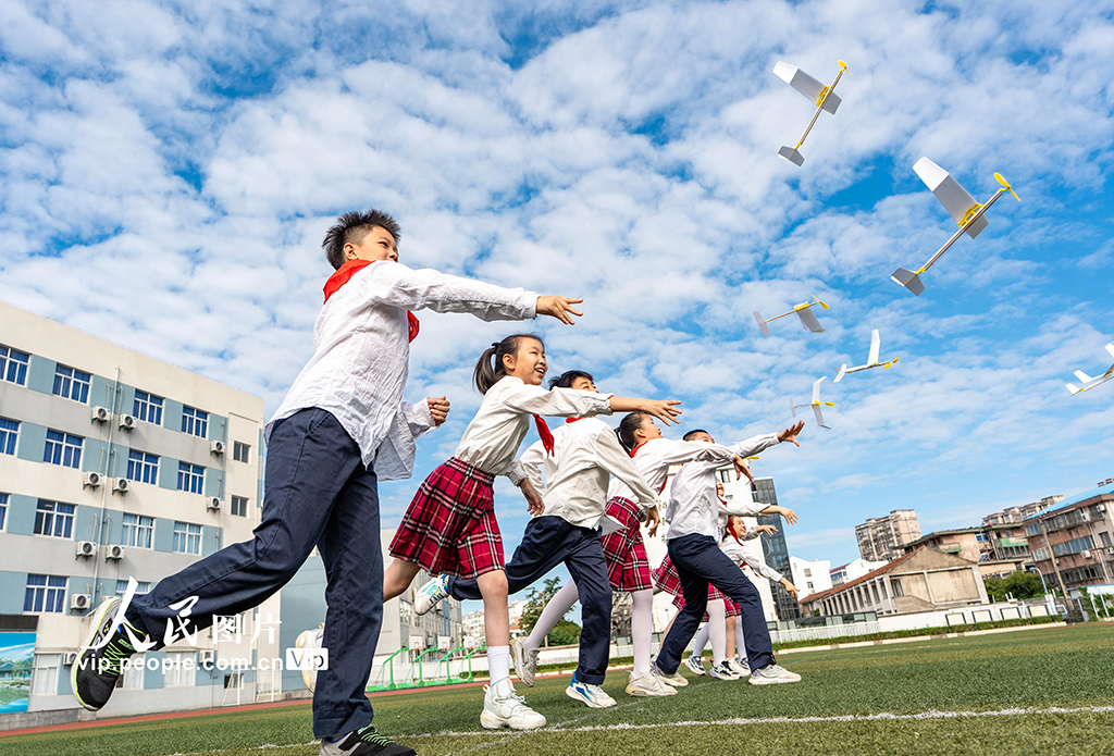 近年來，江蘇省南通市通州區實驗小學聚焦科技素養培育，開設航模、車模、海模、創客、無人機、機器人等特色課程，為學生搭建科學實踐平臺和施展舞臺，讓學生們在實踐中領略科技魅力，放飛心中夢想。翟慧勇攝（人民圖片網）