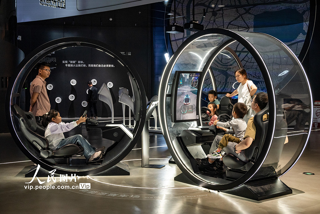 2025年9月20日，在安徽省合肥市的安徽省科學技術館內，家長帶著孩子前來學習科普知識，體驗科技設備，探索科學奧秘。何玉攝（人民圖片網）