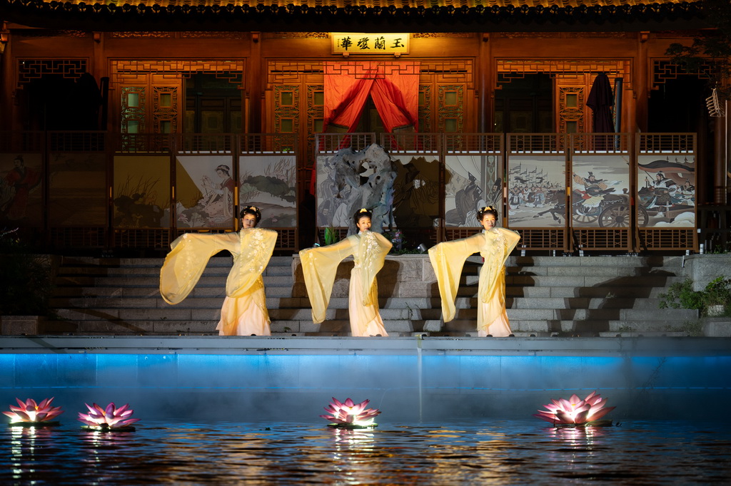 9月23日，在無錫市古運河沿岸，演員為游客表演。