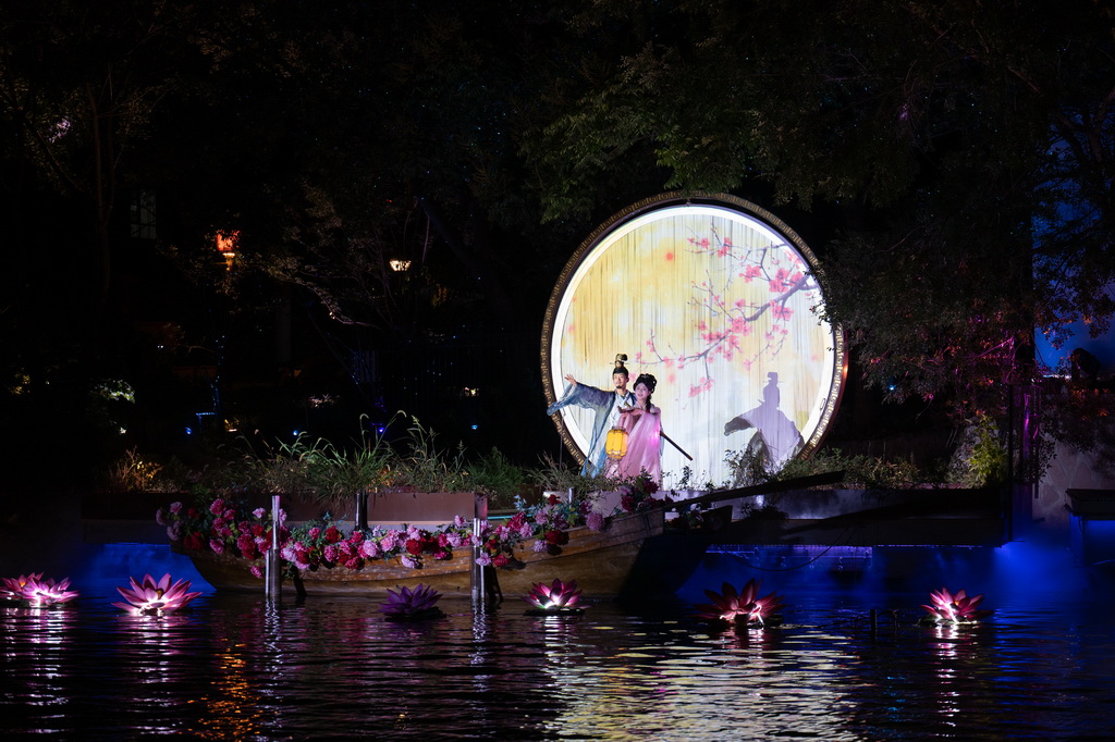 9月23日，在無錫市古運河沿岸，演員為游客表演。