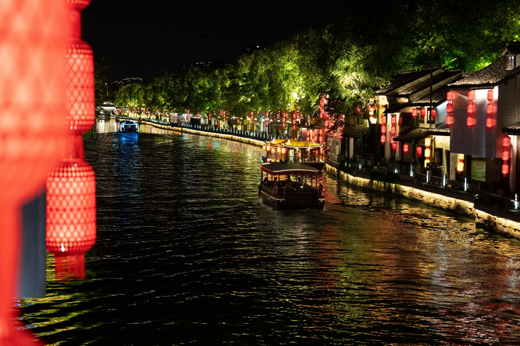 9月23日，游船行駛在無錫市古運河上。