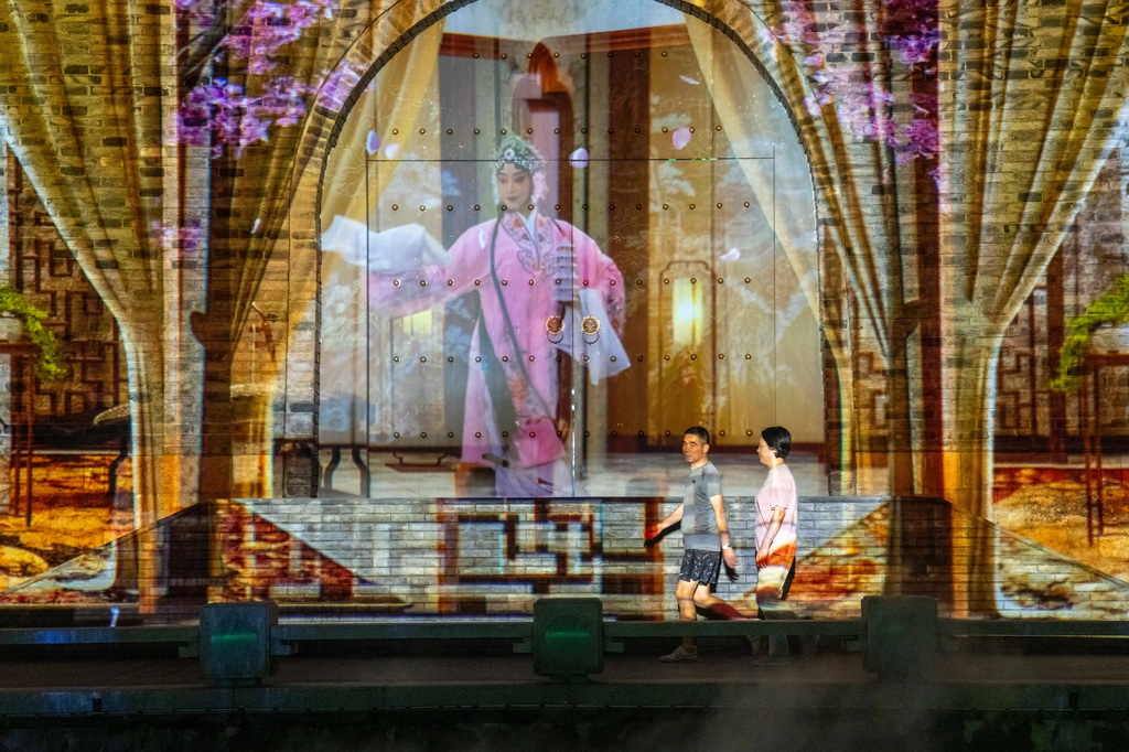 9月23日，居民在無錫市古運河畔散步休閑。