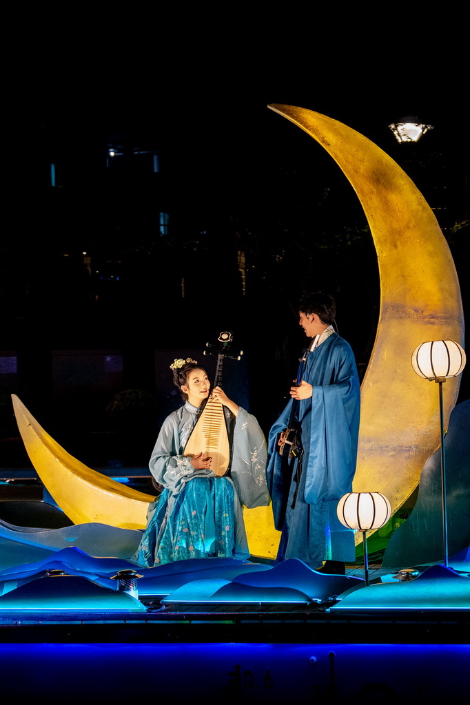 9月23日，在無錫市古運河上，演員為游客表演。