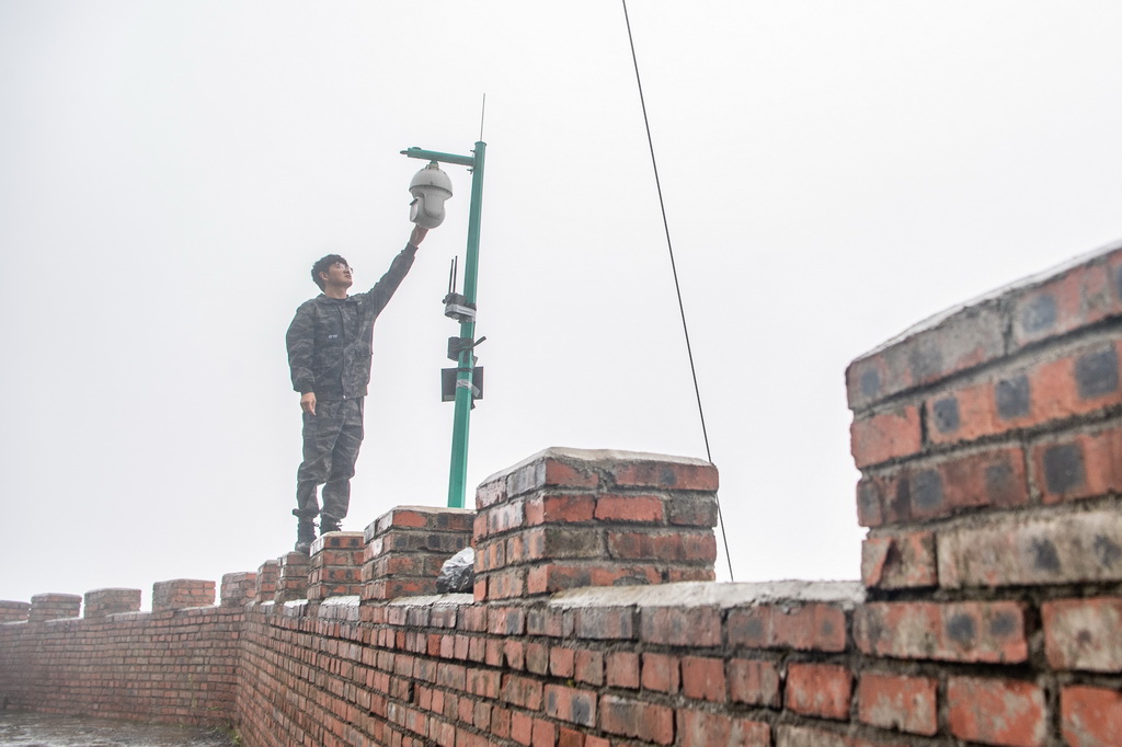 9月23日，在金佛山黑葉猴遠程視頻監控點，工作人員李新在檢查觀測設備。