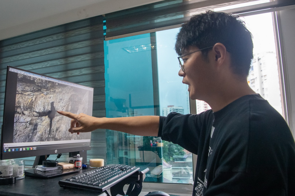 9月23日，在重慶金佛山國家級自然保護區管理事務中心，工作人員李新通過視頻分析黑葉猴生活習性。