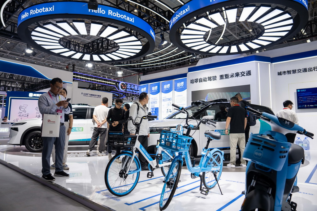 9月24日，在株洲國際會展中心，觀眾（左一）在拍攝配有北斗技術的共享單車。