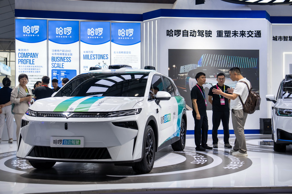 9月24日，在株洲國際會展中心，觀眾（右一）在了解一臺配有北斗技術的自動駕駛汽車。