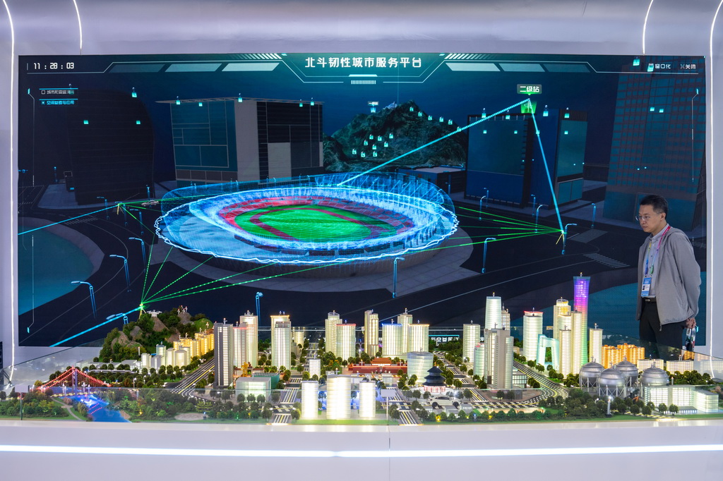 9月24日，在株洲國際會展中心，觀眾在了解配有北斗技術的城市安全風險綜合監測預警平臺。