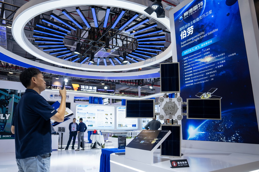 9月24日，在株洲國際會展中心，觀眾在了解一臺小型人造衛星。