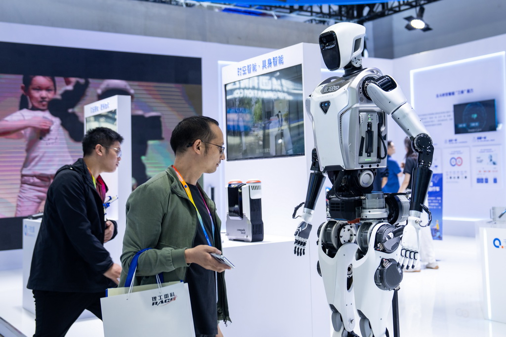 9月24日，在株洲國際會展中心，觀眾在觀看一臺人形機器人。