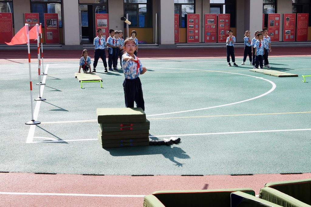 9月24日，北京市第二十中學附屬育鷹小學學生在國防教育基礎課《偵察兵大比武——投擲與游戲》上投擲。