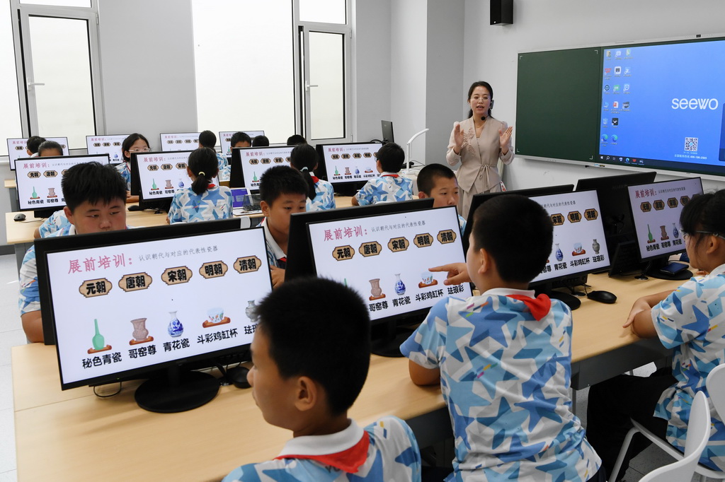 9月24日，老師為北京市第二十中學附屬育鷹小學學生教授人工智能教育通識課《瓷韻中的算法密碼》。