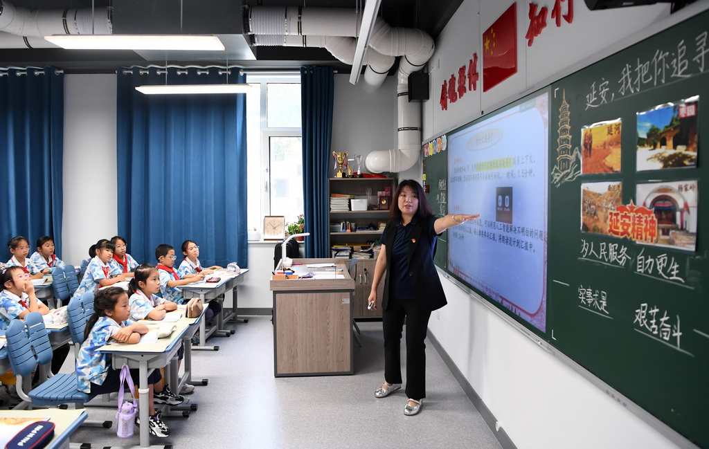 9月24日，老師為北京市第二十中學附屬育鷹小學學生教授國防教育基礎課《延安，我把你追尋》。