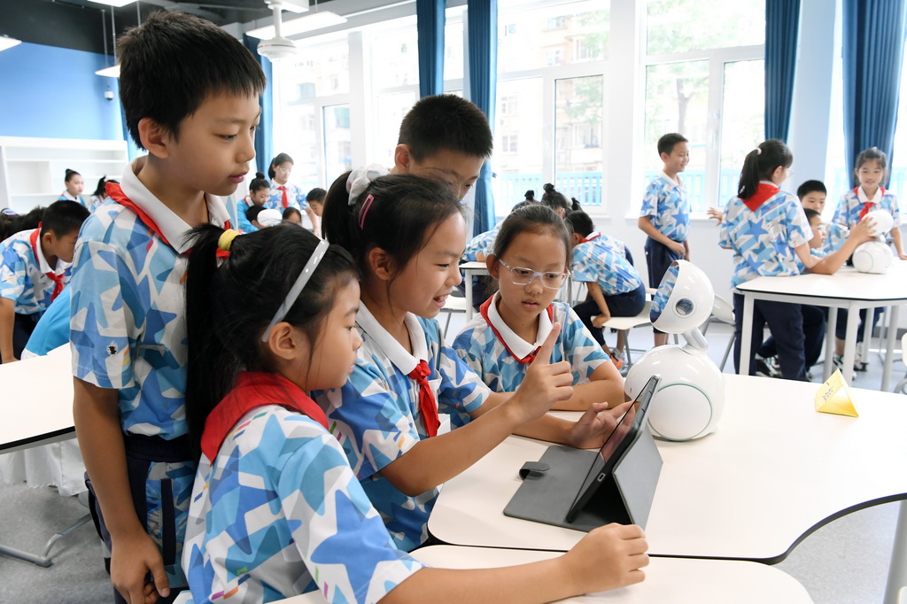 9月24日，北京市第二十中學附屬育鷹小學學生在人工智能教育通識課《從國防到生活——AI人臉識別》了解人臉識別技術。