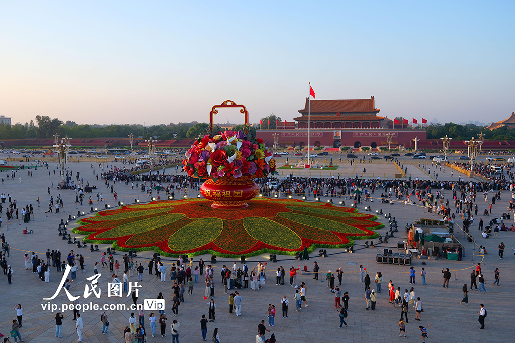 “祝福祖國”巨型花籃亮相天安門廣場【2】