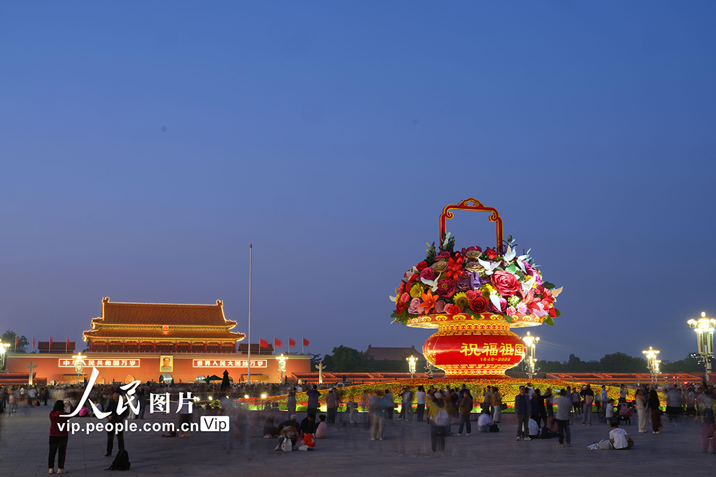 “祝福祖國”巨型花籃亮相天安門廣場【3】