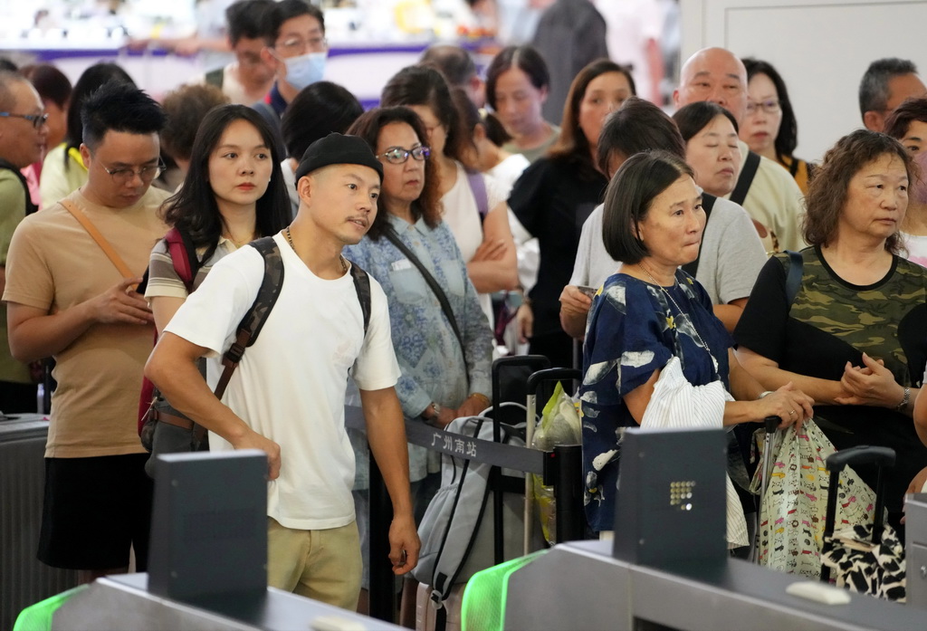 9月25日，旅客在廣州南站候車。