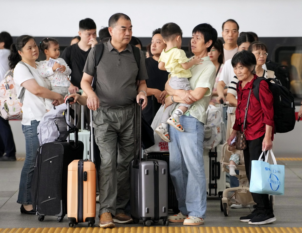 9月25日，旅客在廣州南站候車。