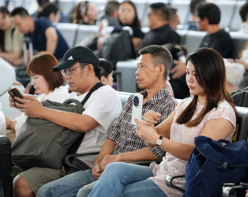 9月25日，旅客在廣州南站候車。