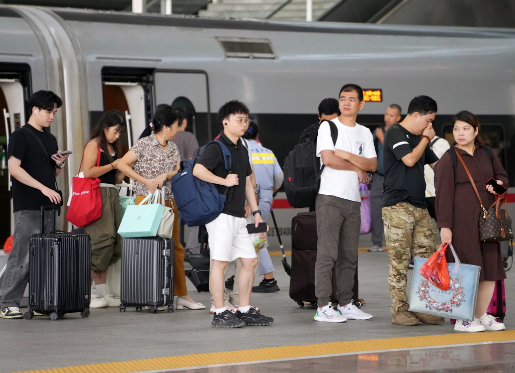 9月25日，旅客在廣州南站候車。