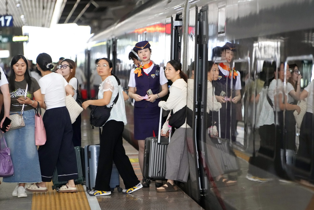 9月25日，旅客在廣州南站出行。