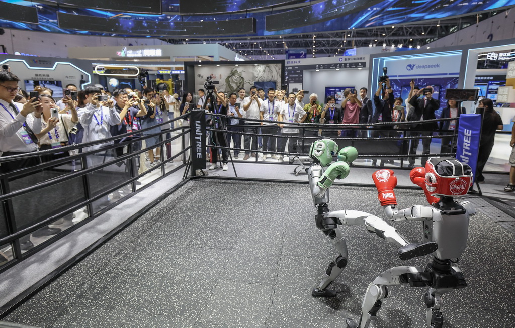 9月25日，在第四屆全球數字貿易博覽會數智未來主題展區的杭州六小龍專區，宇樹科技的人形機器人在進行格斗擂臺賽。