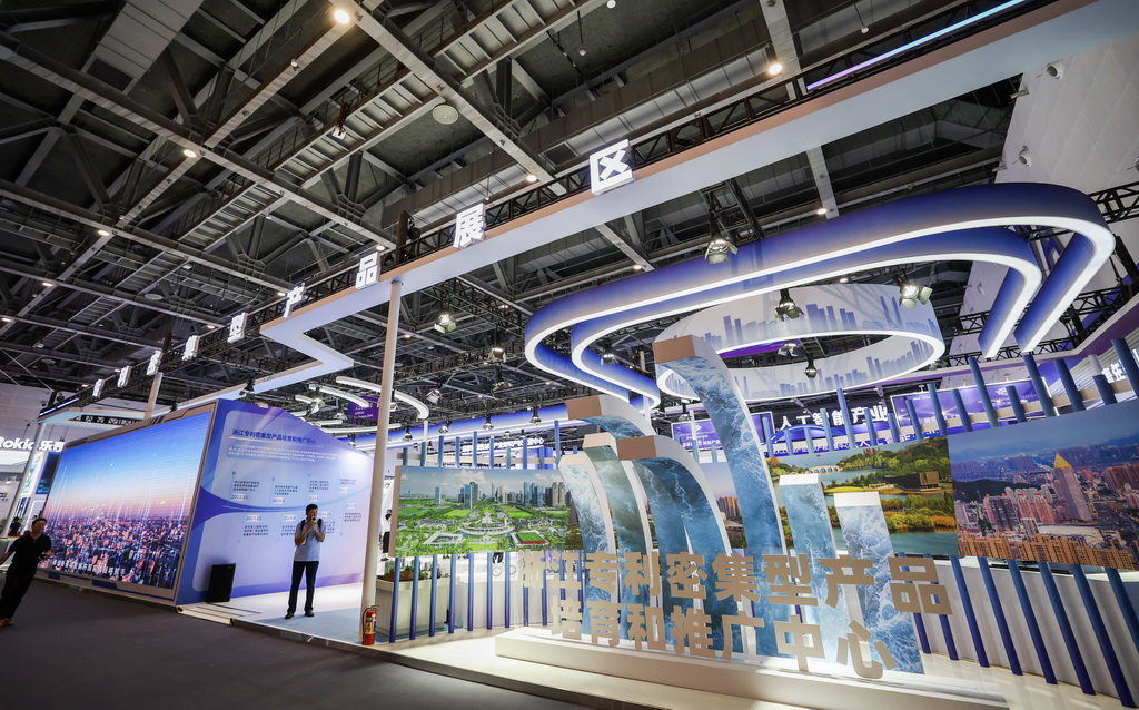 這是9月25日拍攝的第四屆全球數字貿易博覽會人工智能展區一角。