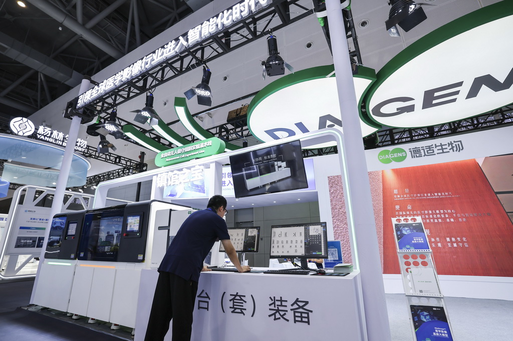 這是9月25日在第四屆全球數字貿易博覽會數字醫療展區拍攝的德適生物自主研發的“全自動無人值守細胞實驗流水線”。
