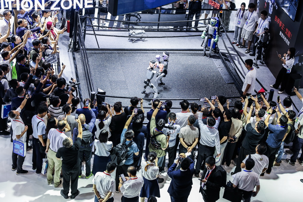 9月25日，在第四屆全球數字貿易博覽會數智未來主題展區的杭州六小龍專區，觀眾觀看宇樹科技的人形機器人進行格斗擂臺賽。