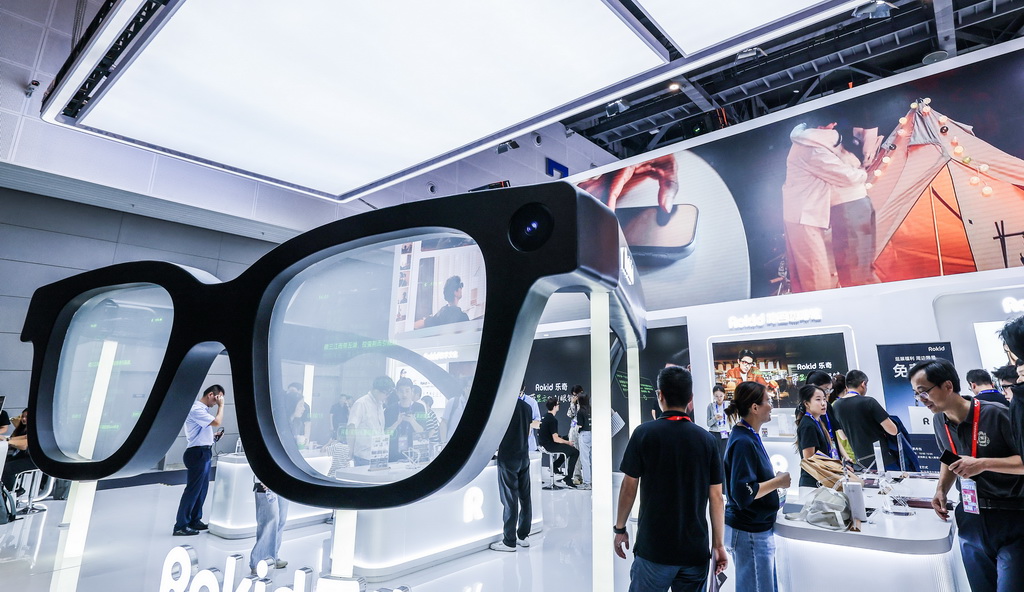 這是9月25日拍攝的第四屆全球數字貿易博覽會人工智能展區一角。