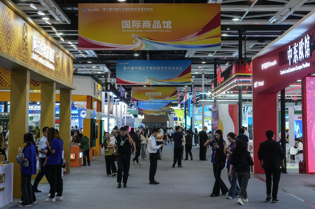 9月25日，人們在遼洽會主題展覽上參觀。