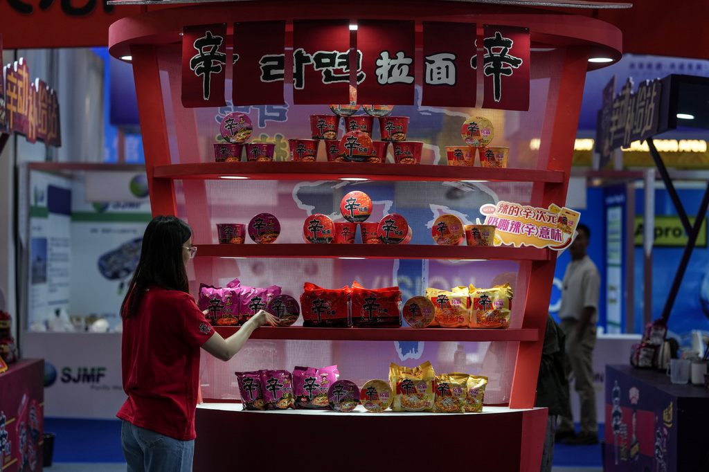 9月25日，工作人員在遼洽會主題展覽上整理展出的商品。