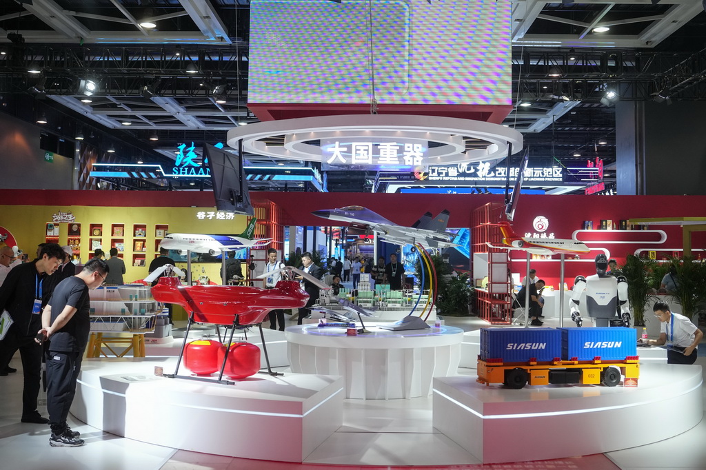 9月25日，人們在遼洽會主題展覽上參觀。