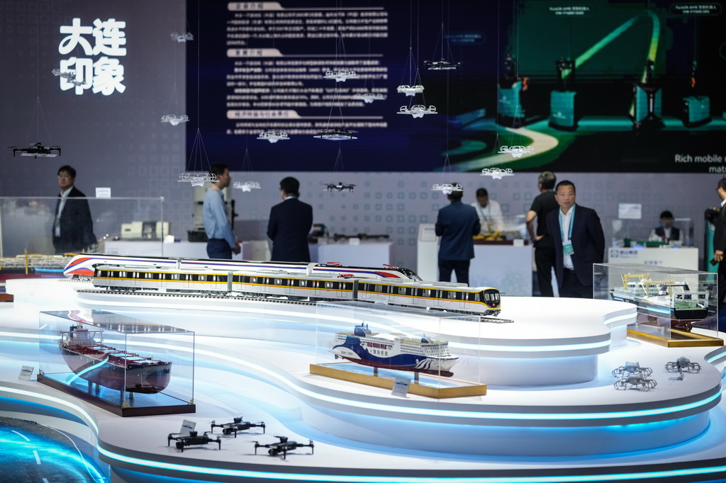 9月25日，人們在遼洽會主題展覽上參觀。