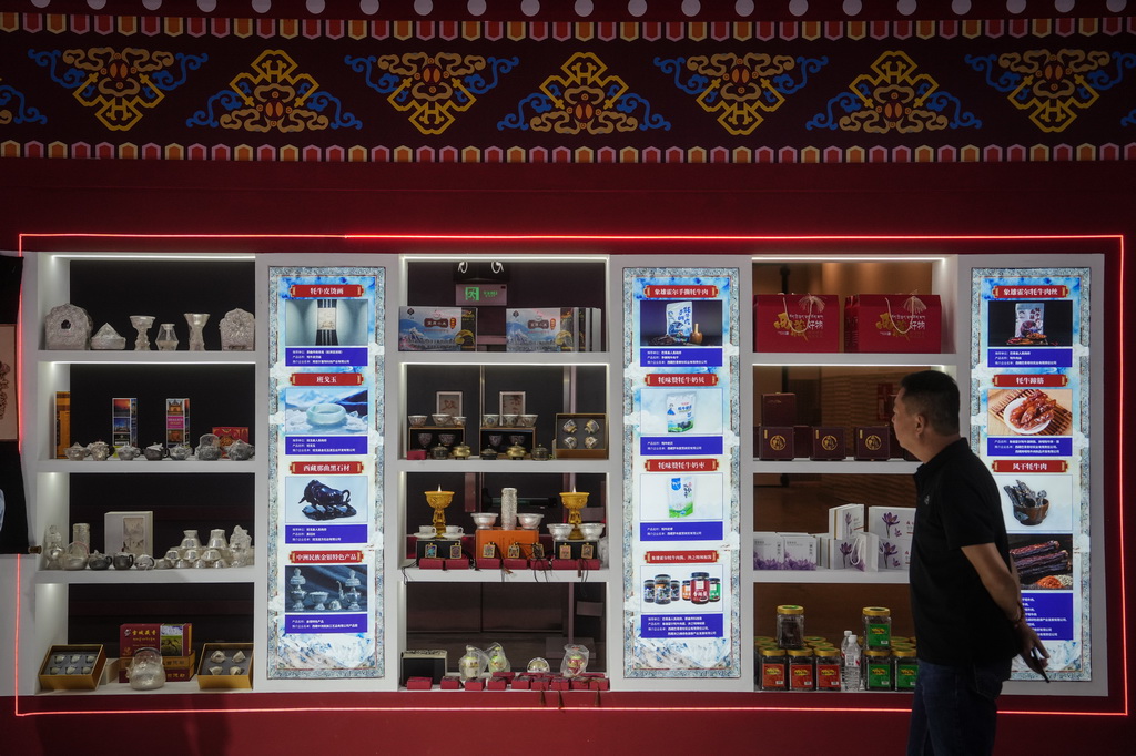 9月25日，參觀者在遼洽會主題展覽上參觀。