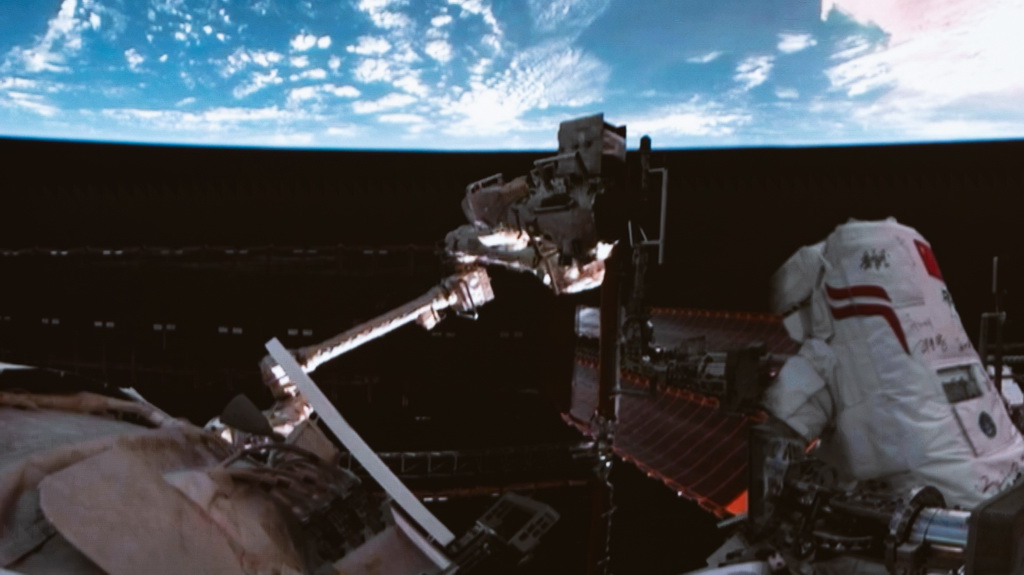 這是9月25日晚在北京航天飛行控制中心屏幕上拍攝的神舟二十號乘組航天員王杰出艙的畫面。新華社記者 李明剛 攝