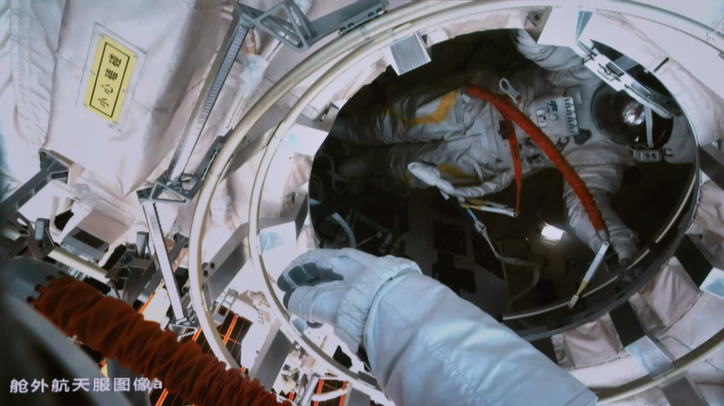 這是9月25日晚在北京航天飛行控制中心屏幕上拍攝的神舟二十號乘組航天員陳中瑞在艙內工作的畫面。新華社記者 李明剛 攝