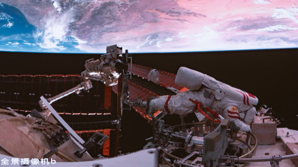 這是9月25日晚在北京航天飛行控制中心屏幕上拍攝的神舟二十號乘組航天員王杰在空間站組合體艙外作業的畫面。新華社記者 李明剛 攝