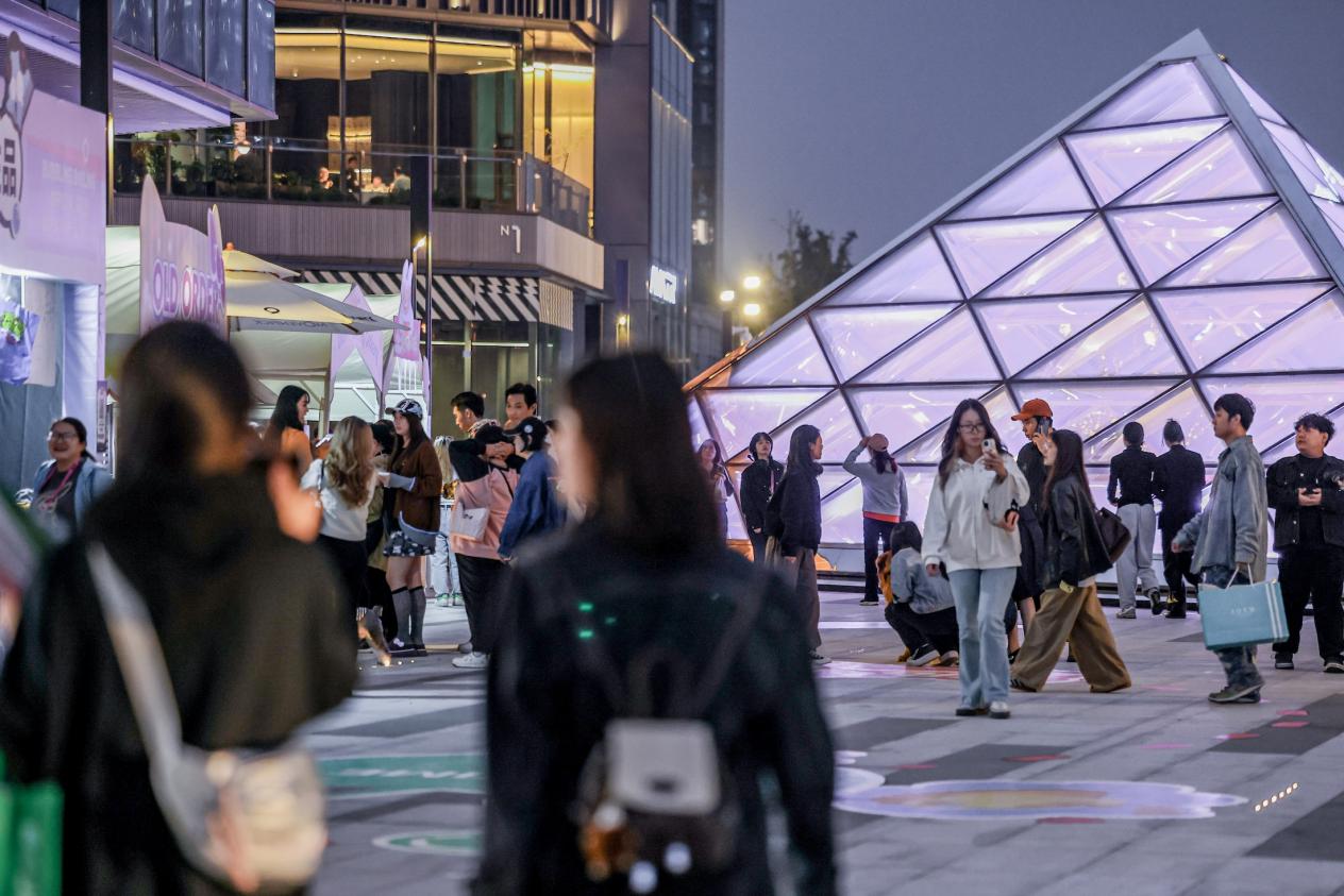 市民、游客在保利時光里休閑娛樂。伊一攝