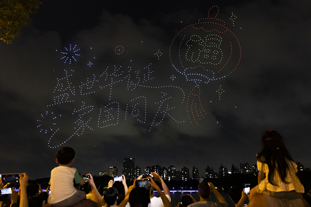 上海：無人機燈光秀迎國慶