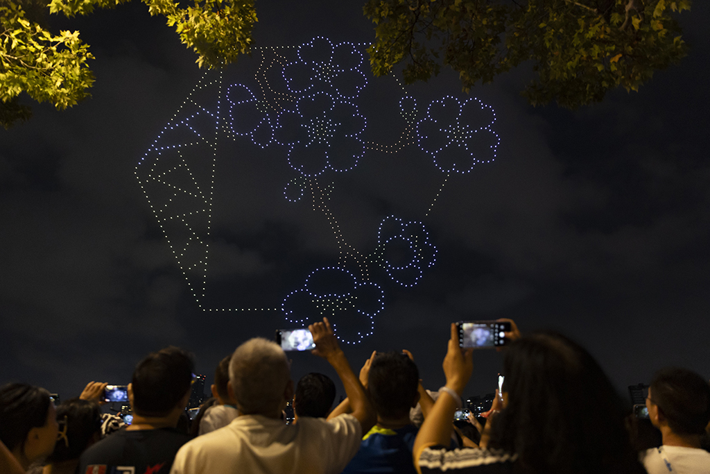 9月27日，市民游客在上海世紀公園觀看無人機燈光秀。