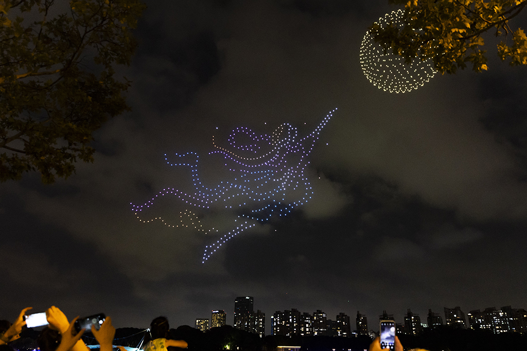 9月27日，市民游客在上海世紀公園觀看無人機燈光秀。
