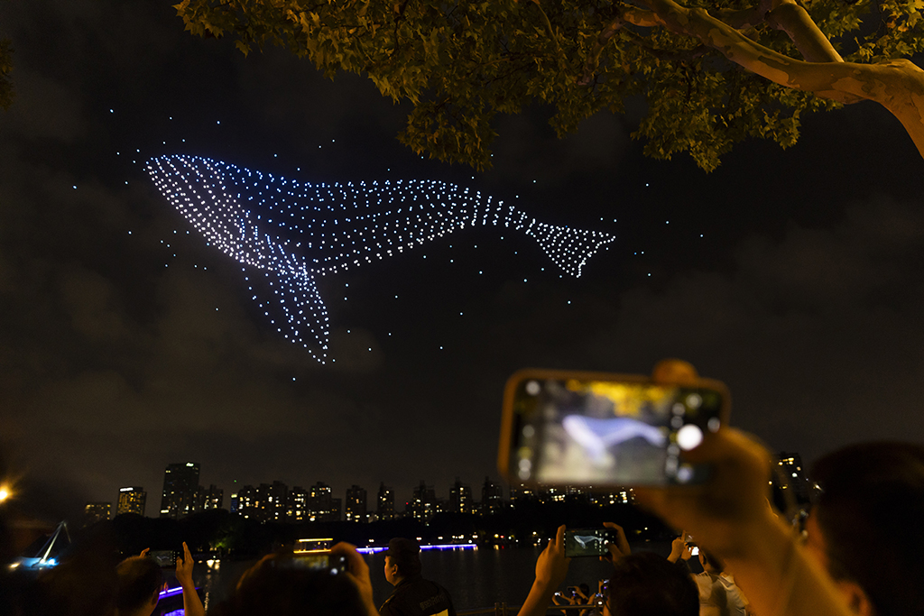 9月27日，市民游客在上海世紀公園觀看無人機燈光秀。