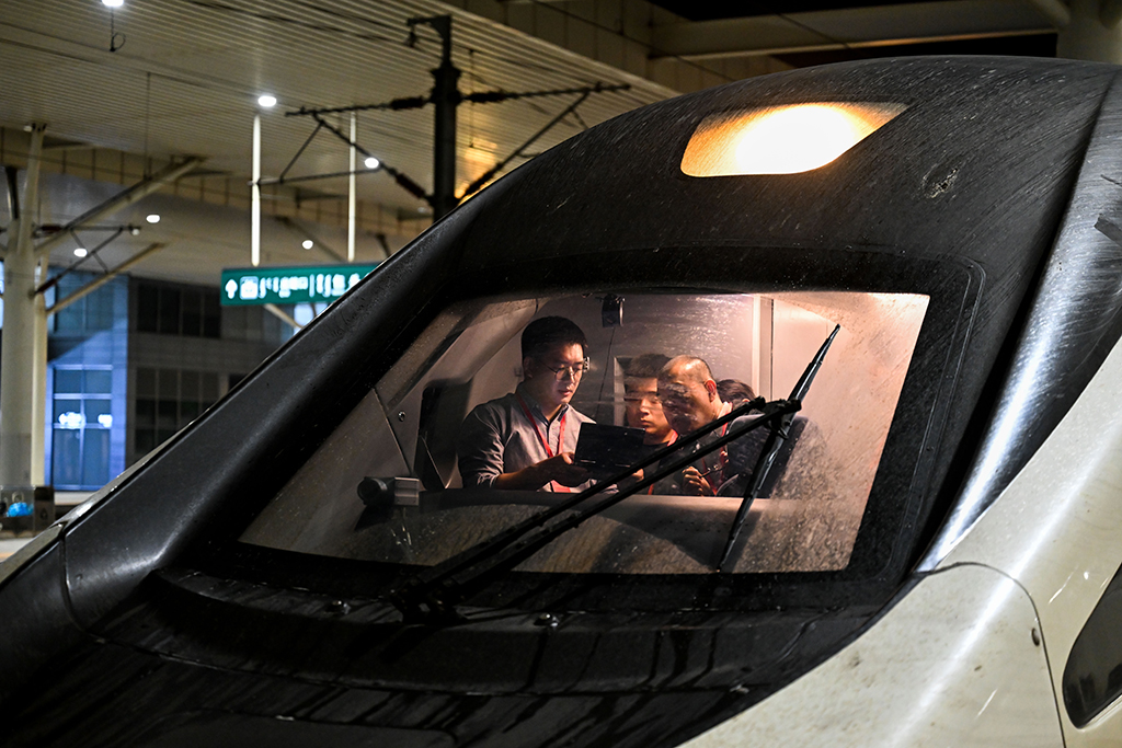 9月27日，工作人員在55601次試驗列車上調試運行參數。