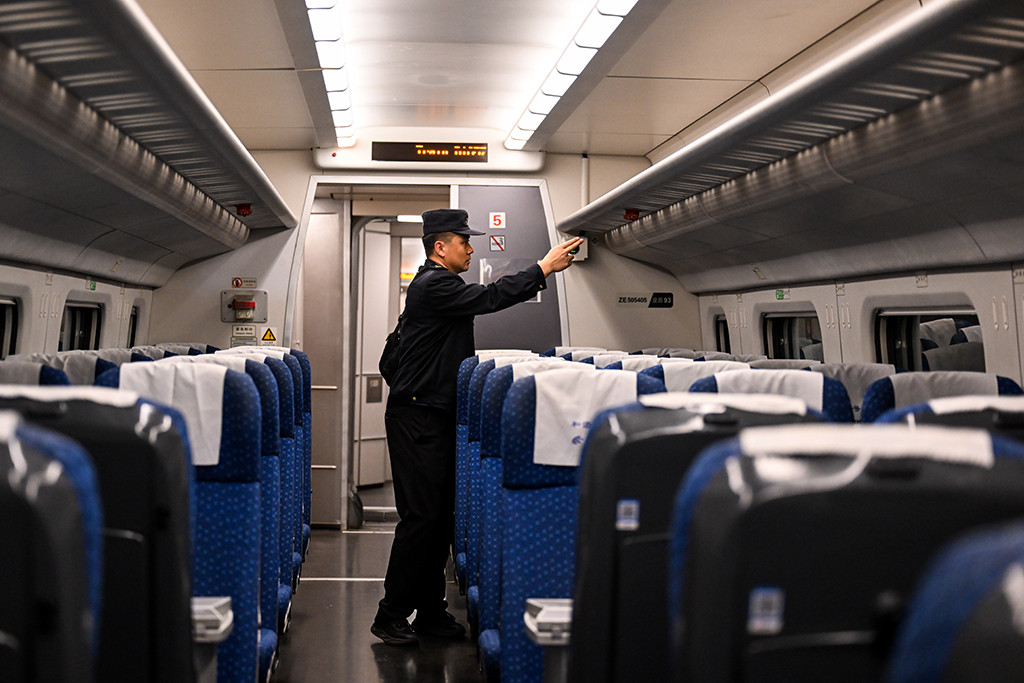 9月27日，工作人員在55601次試驗列車上進行車內巡視作業。