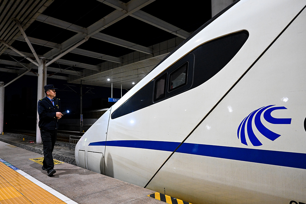 9月27日，工作人員在55601次試驗列車外檢查車體外觀。